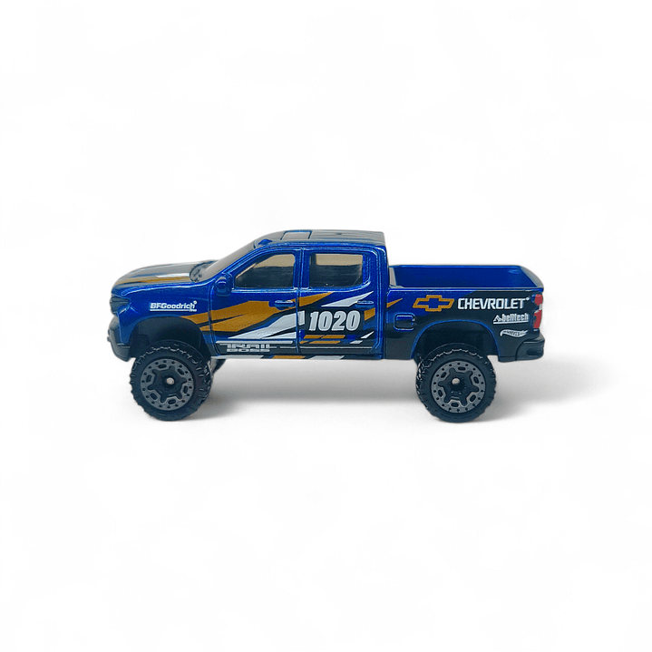 Chevrolet Silverado Trail Boss A Escala 1:64 2