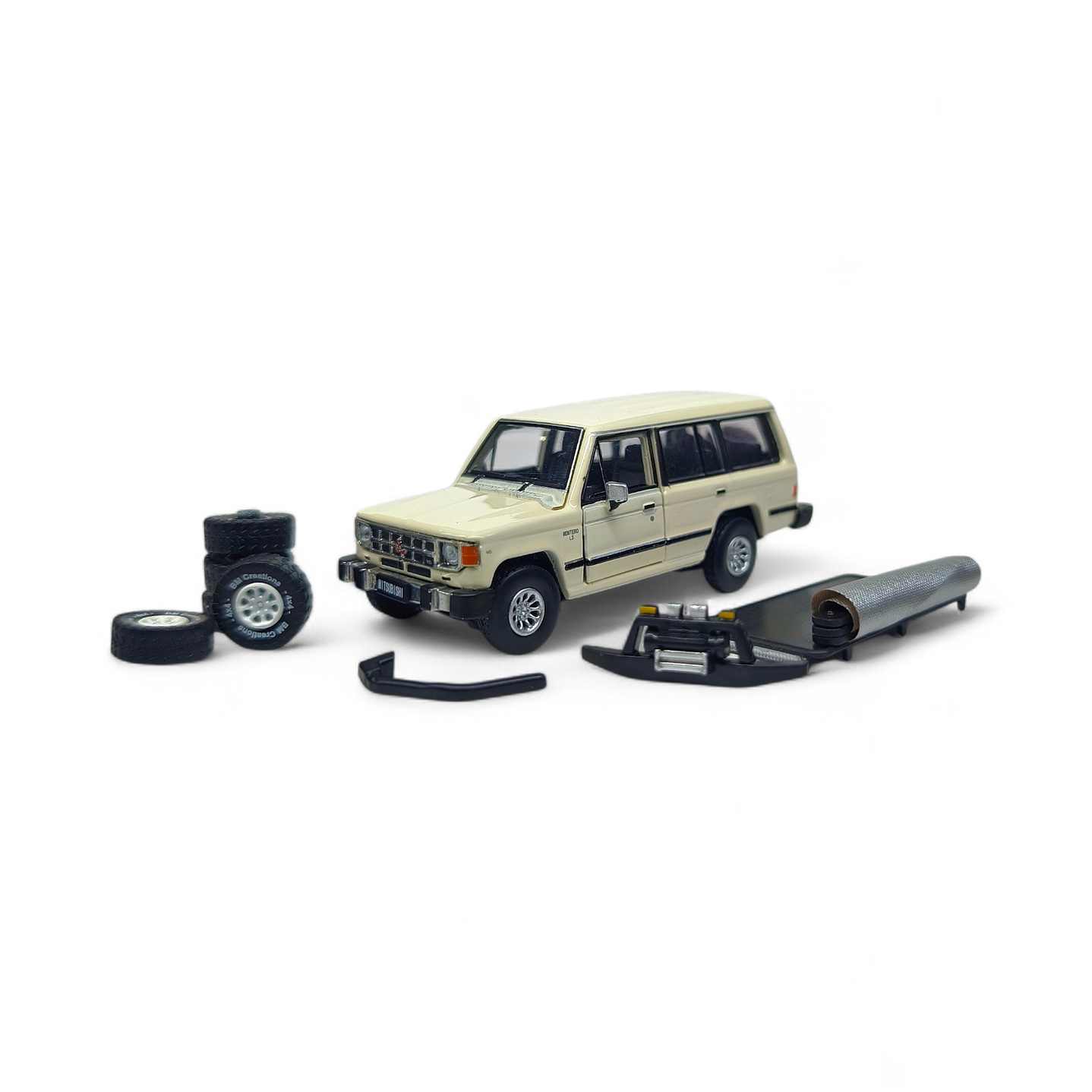 Mitsubishi Montero A Escala 1:64 Con Partes Intercambiables 2