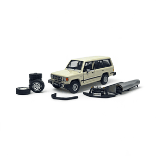 Mitsubishi Montero A Escala 1:64 Con Partes Intercambiables