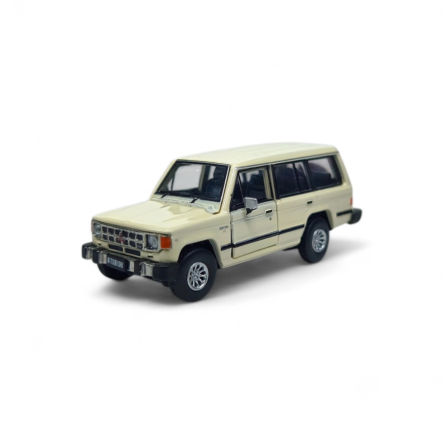 Mitsubishi Montero A Escala 1:64 Con Partes Intercambiables 1