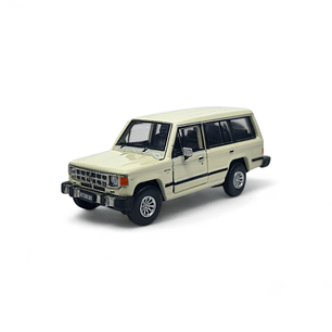 Mitsubishi Montero A Escala 1:64 Con Partes Intercambiables