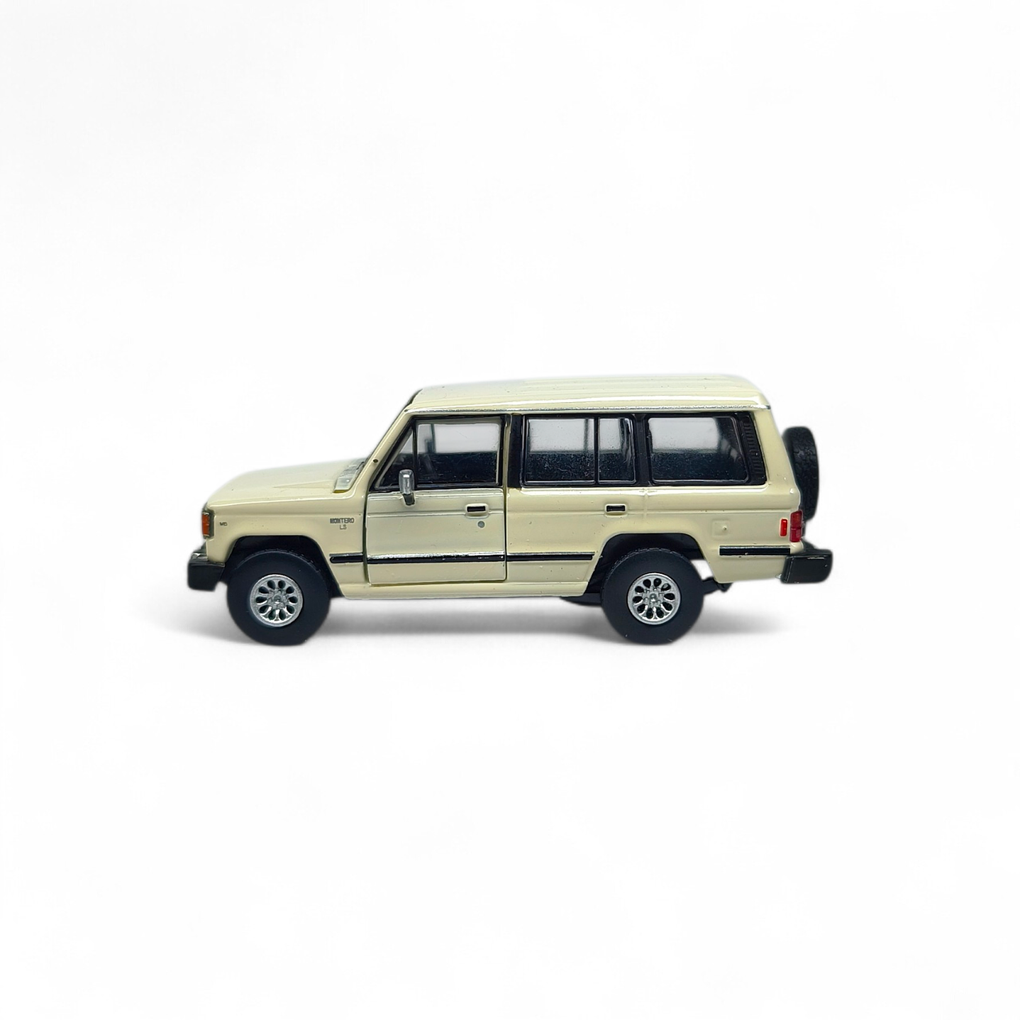 Mitsubishi Montero A Escala 1:64 Con Partes Intercambiables 3