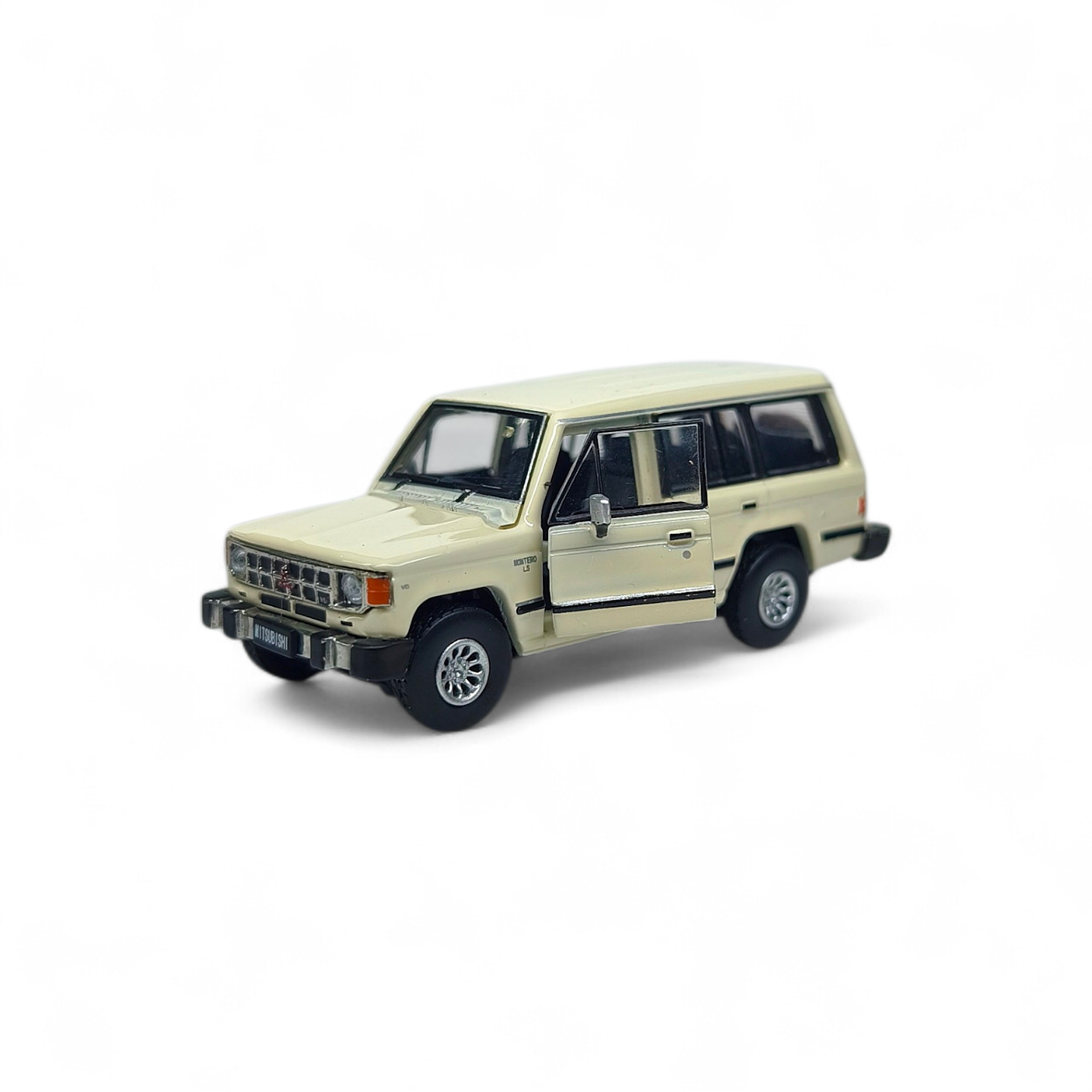 Mitsubishi Montero A Escala 1:64 Con Partes Intercambiables 4