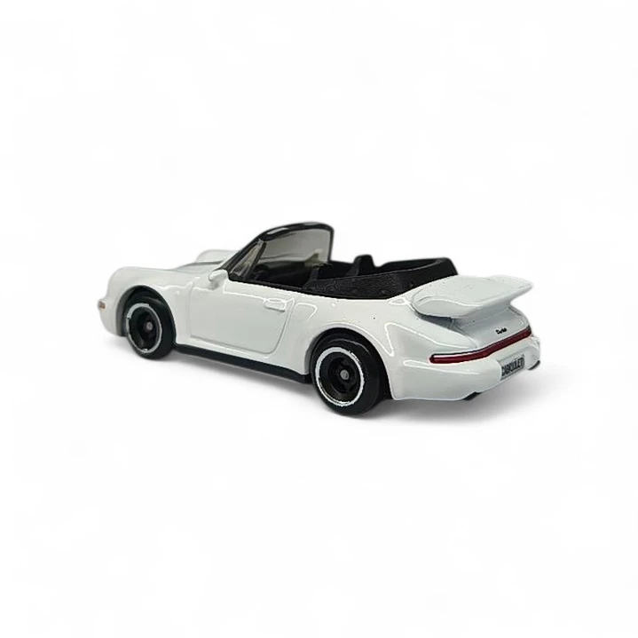 Porsche 911 Turbo Cabriolet A Escala 1:64 3