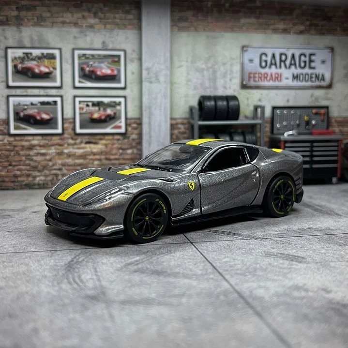 Ferrari 812 Competizione A Escala 1:64 1