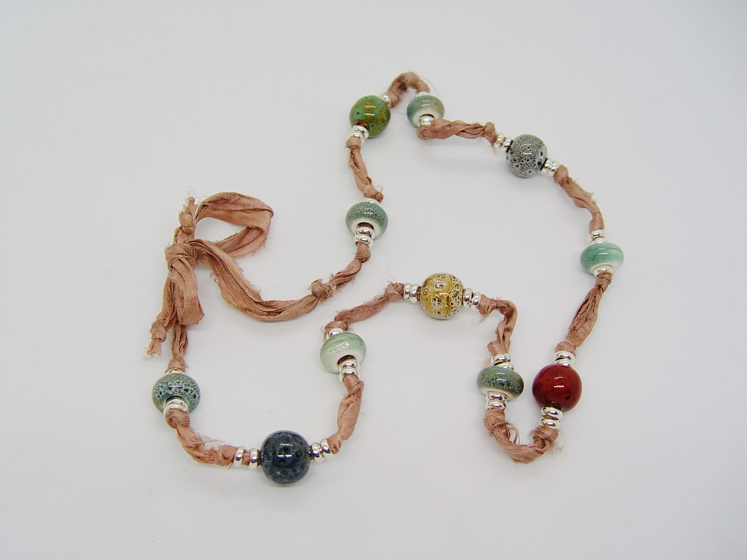 Collar seda sari y cerámica  1