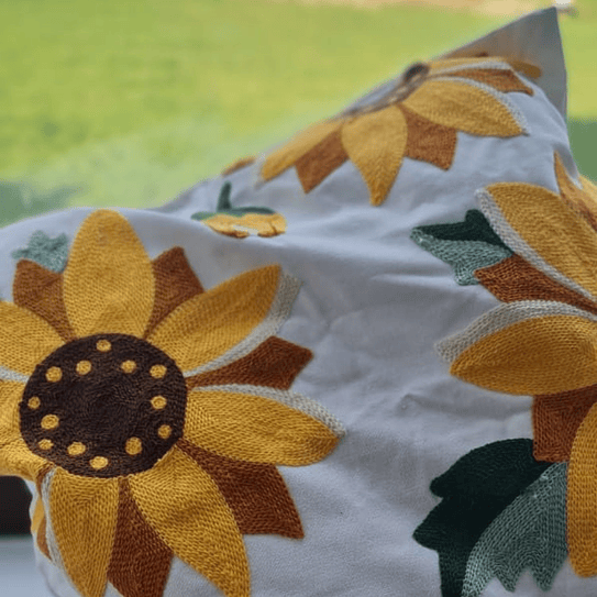 Funda Cojin Blancas Girasol Bordadas 45x42 4