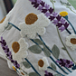 Funda Blanca Bordada Lavanda Y Margarita 45x42 - Miniatura 5