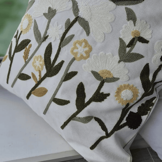 Funda Blanca Bordada Blancas Con Ramas Verdes  45x42 3