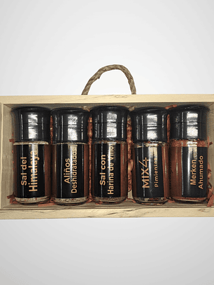 Caja de madera con aliños parrilleros