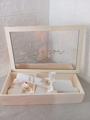Kit de Batizado Personalizado – Caixa em Madeira com Tampa de acrílico e nome em mdf, Vela, Concha e Toalha com flores
