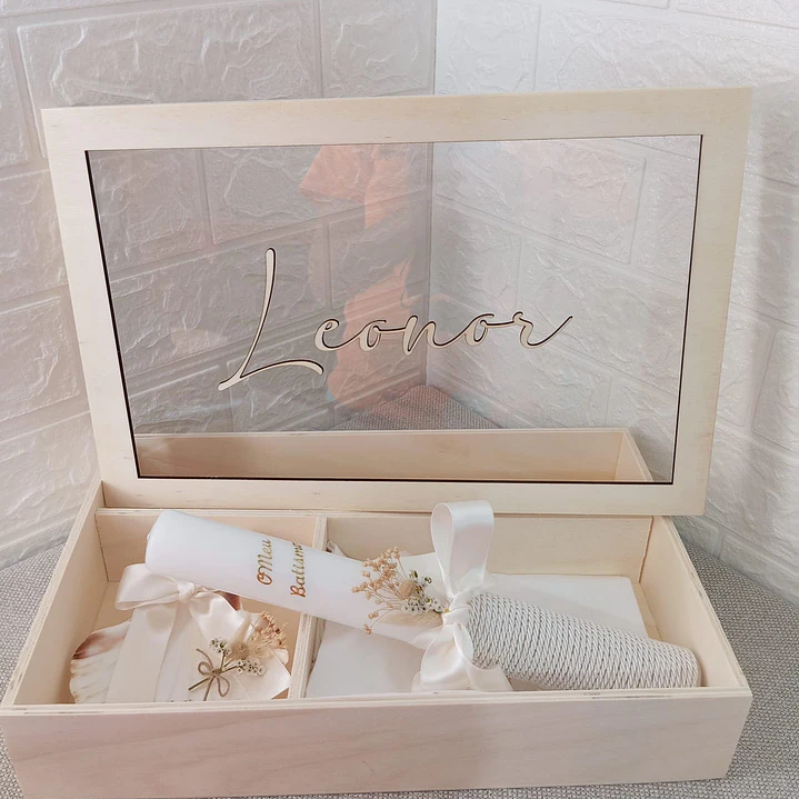 Kit de Batizado Personalizado – Caixa em Madeira com Tampa de acrílico e nome em mdf, Vela, Concha e Toalha com flores 1
