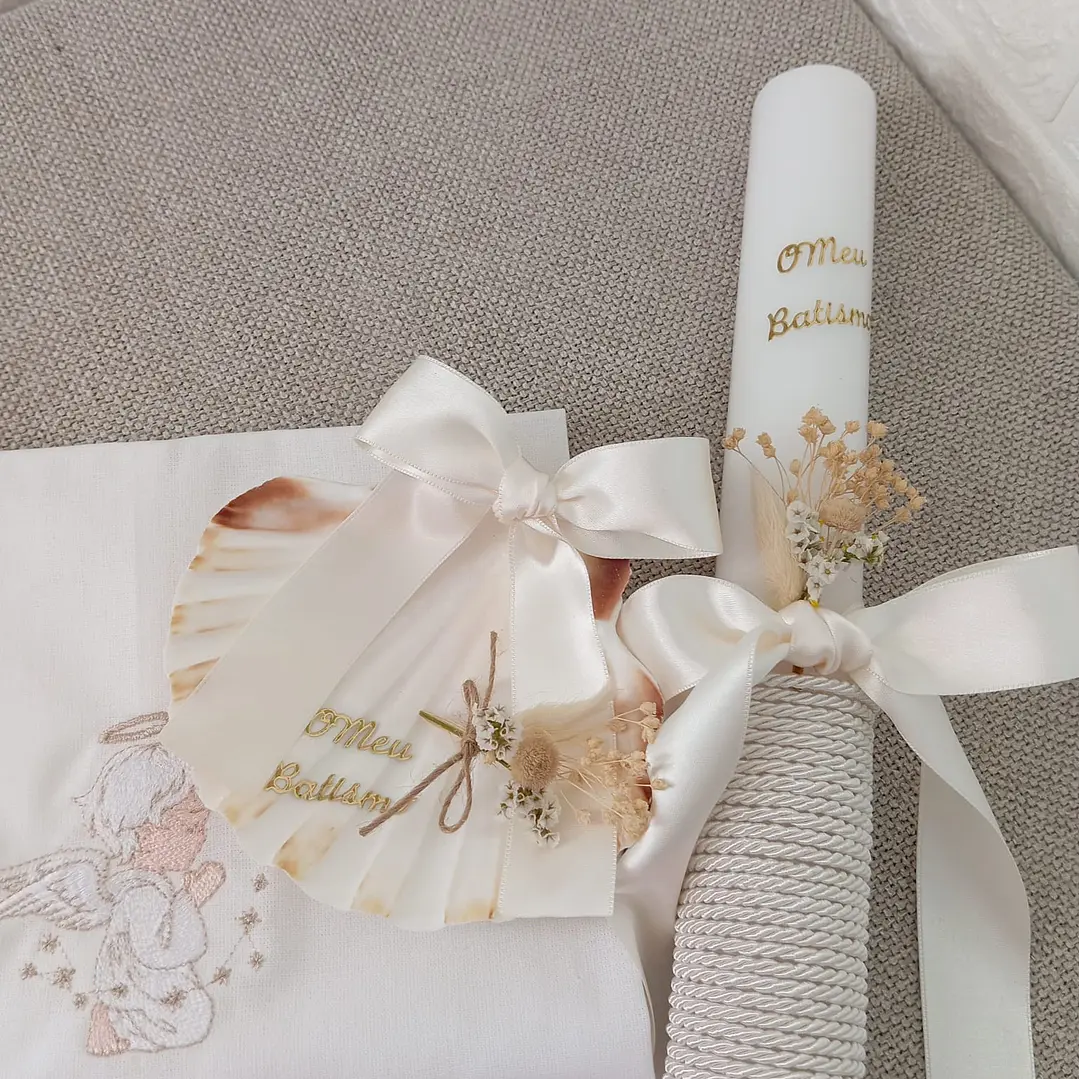 Kit de Batizado Personalizado – Caixa em Madeira com Tampa de acrílico e nome em mdf, Vela, Concha e Toalha com flores 2
