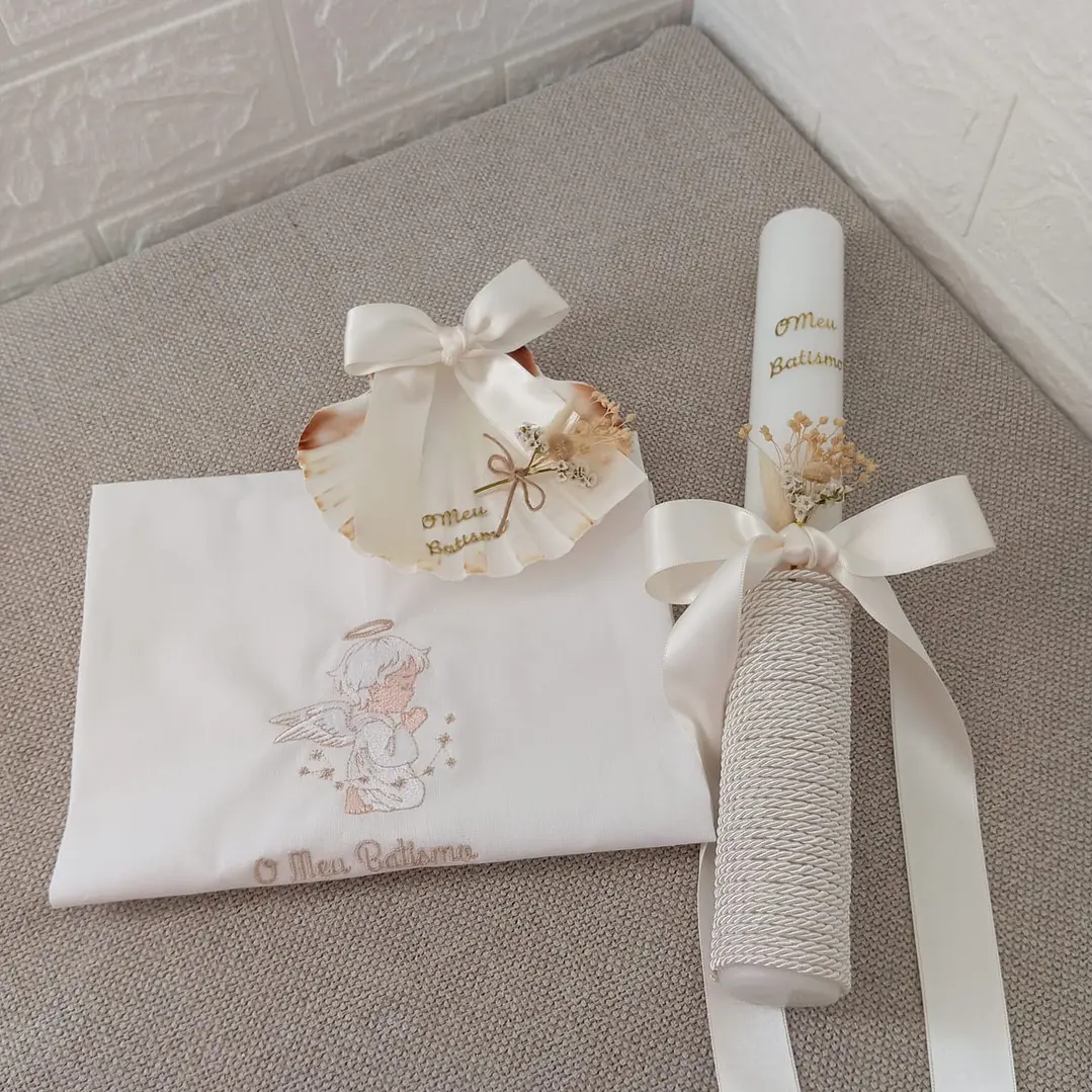Kit de Batizado Personalizado – Caixa em Madeira com Tampa de acrílico e nome em mdf, Vela, Concha e Toalha com flores 3