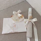 Kit de Batizado Personalizado – Caixa em Madeira com Tampa de acrílico e nome em mdf, Vela, Concha e Toalha com flores - Thumbnail 3