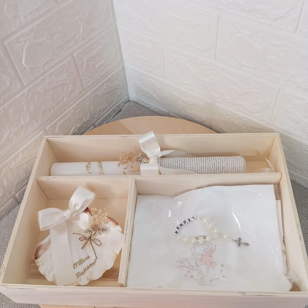Kit de Batizado Personalizado – Caixa em Madeira com Tampa de acrílico e nome em mdf, Vela, Concha e Toalha com flores 4
