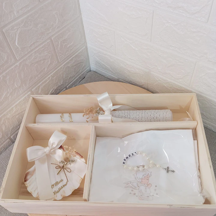 Kit de Batizado Personalizado – Caixa em Madeira com Tampa de acrílico e nome em mdf, Vela, Concha e Toalha com flores 4