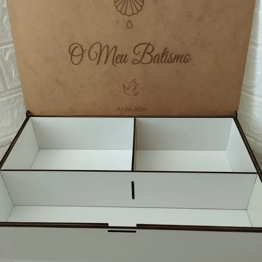 Kit de Batizado Personalizado – Caixa Branca em MDF com Vela com flores secas em volta, Concha e Toalha  3