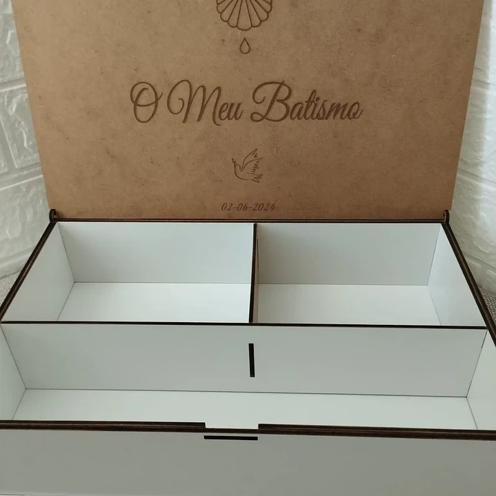 Kit de Batizado Personalizado – Caixa Branca em MDF com Vela com flores secas em volta, Concha e Toalha  3