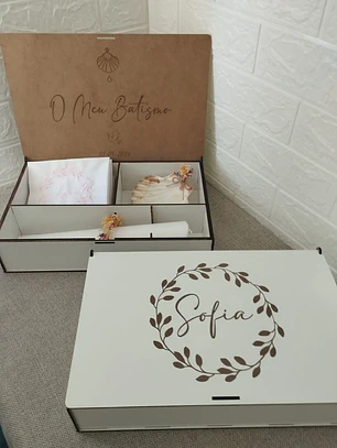 Kit de Batizado Personalizado – Caixa Branca em MDF com Vela com flores secas em volta, Concha e Toalha 