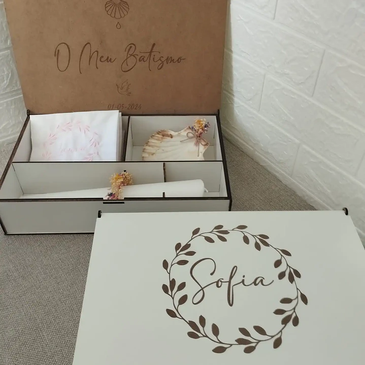 Kit de Batizado Personalizado – Caixa Branca em MDF com Vela com flores secas em volta, Concha e Toalha  2