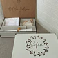 Kit de Batizado Personalizado – Caixa Branca em MDF com Vela com flores secas em volta, Concha e Toalha  - Thumbnail 2
