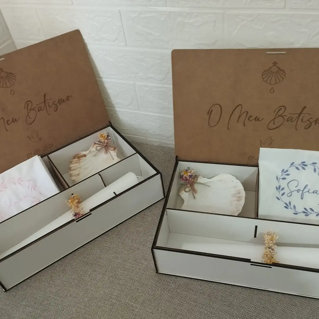 Kit de Batizado Personalizado – Caixa Branca em MDF com Vela com flores secas em volta, Concha e Toalha  1