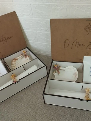 Kit de Batizado Personalizado – Caixa Branca em MDF com Vela com flores secas em volta, Concha e Toalha 