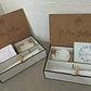 Kit de Batizado Personalizado – Caixa Branca em MDF com Vela com flores secas em volta, Concha e Toalha  - Thumbnail 1