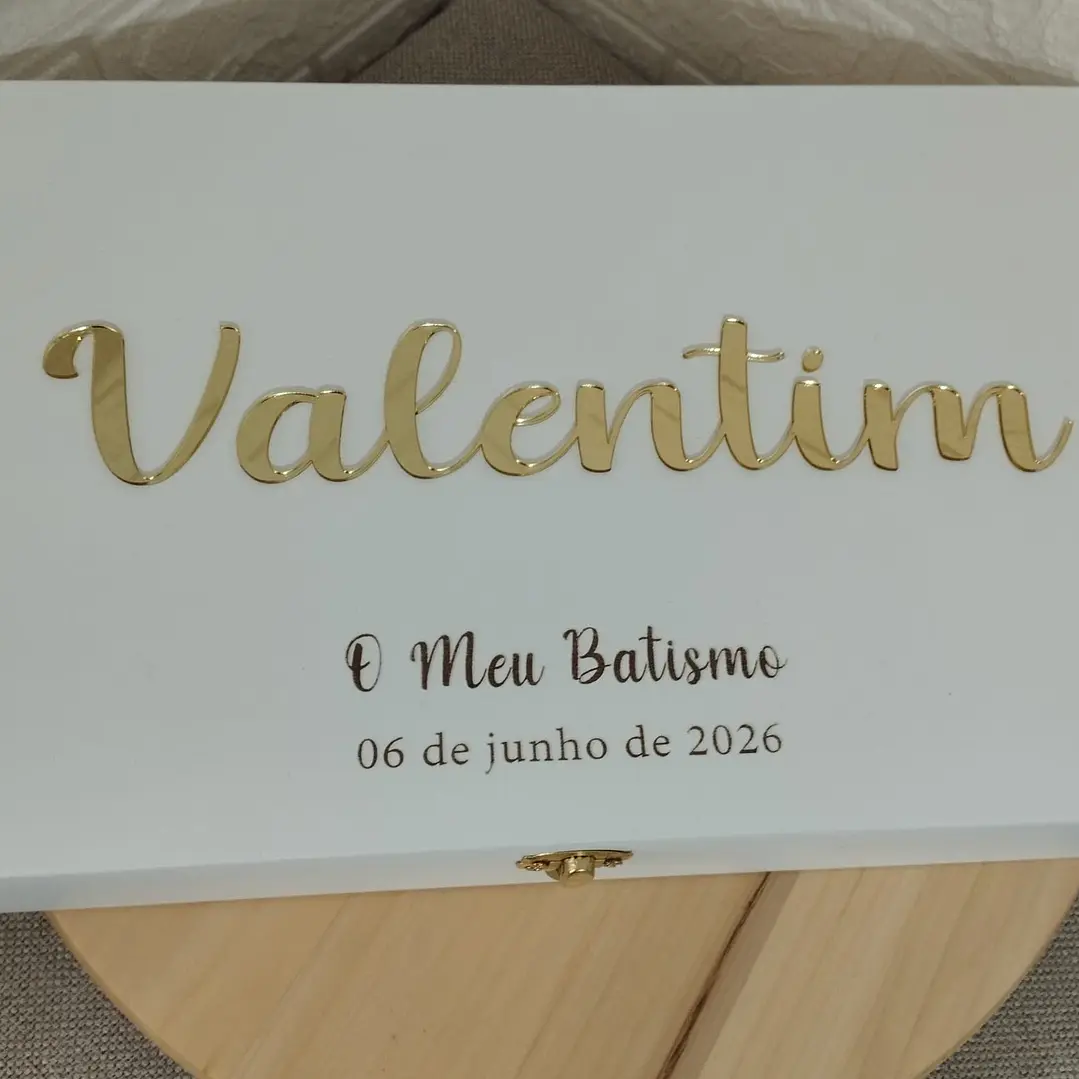 Caixa de Batizado Personalizada – nome a acrílico dourado 2