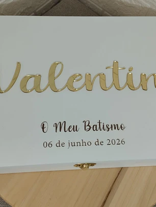 Caixa de Batizado Personalizada – nome a acrílico dourado