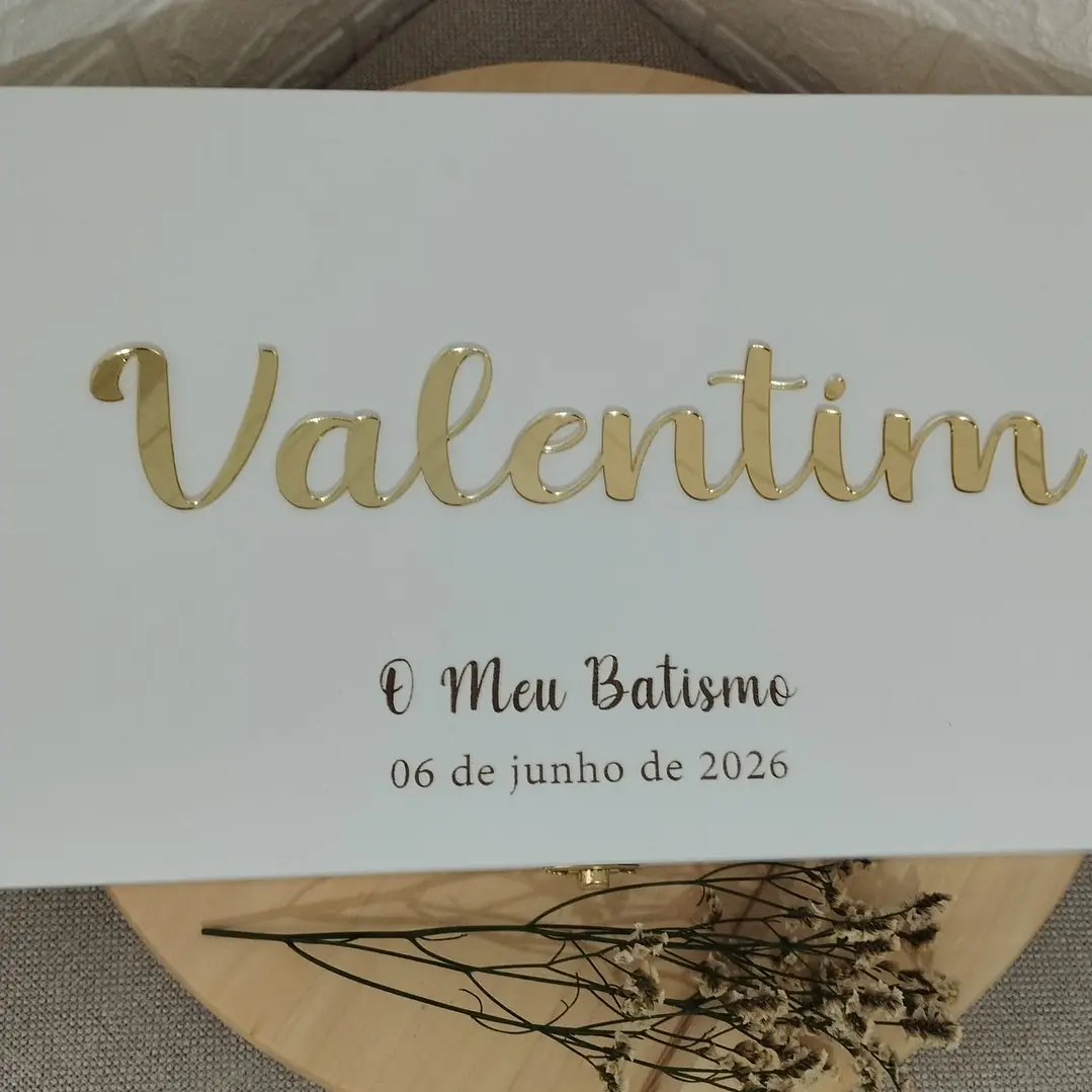 Caixa de Batizado Personalizada – nome a acrílico dourado 1