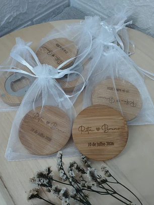 Abre‑garrafas Circular em Madeira com saco de organza– Personalizado com Nomes