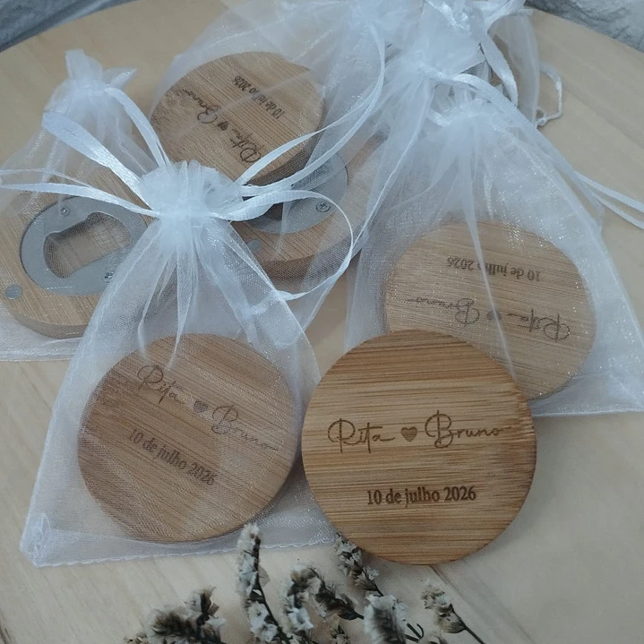 Abre‑garrafas Circular em Madeira com saco de organza– Personalizado com Nomes 1