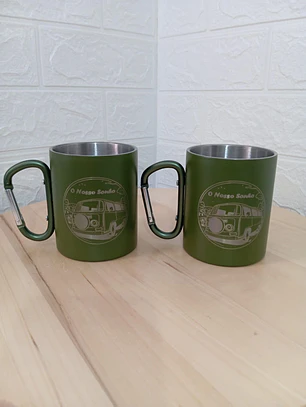 Caneca Metálica com Mosquetão – Leve, Resistente e Ideal para Aventura