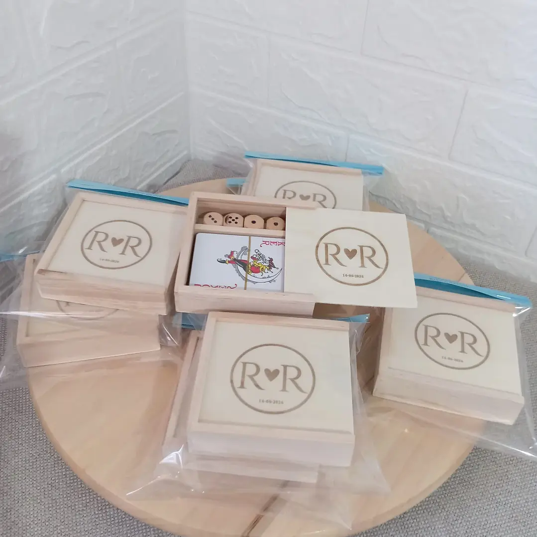 Jogo de cartas e dados Personalizado – Lembrança para casamentos e Eventos  1