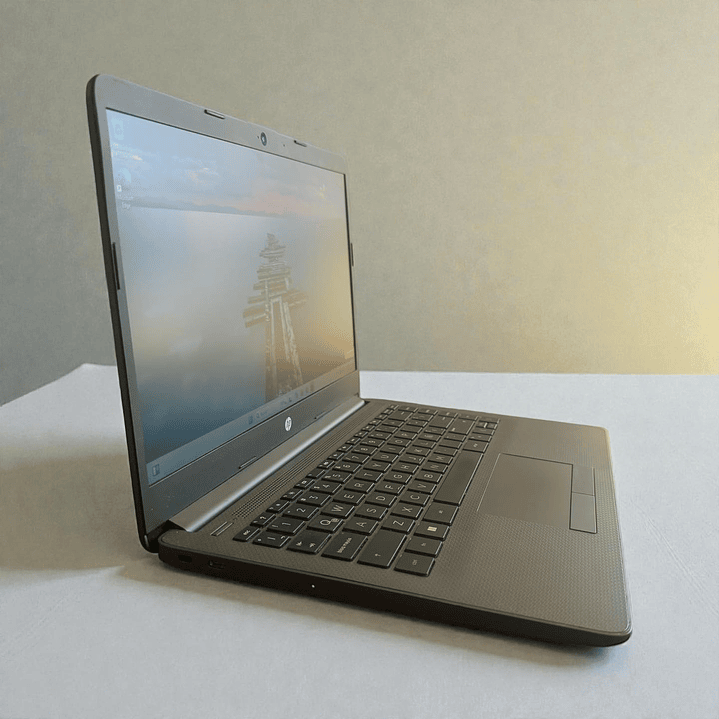 HP 245 G8 / Ryzen 7 5700U / 16GB RAM / 512GB SSD / Pantalla 14 HD 4