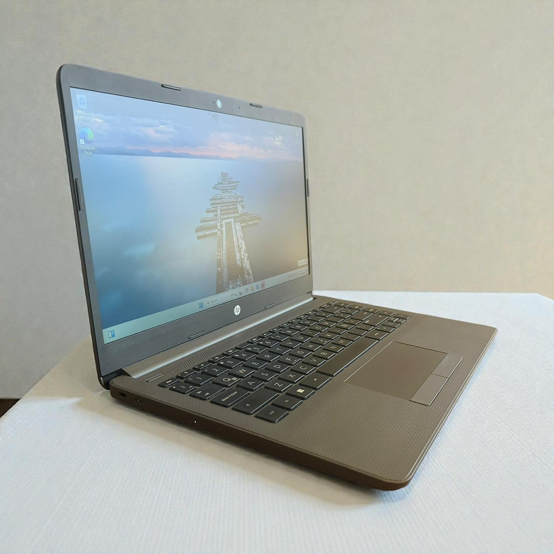 HP 245 G8 / Ryzen 7 5700U / 16GB RAM / 512GB SSD / Pantalla 14 HD 5