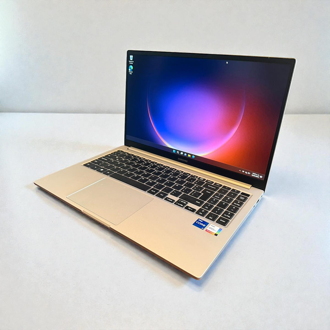 Notebook Samsung Galaxy Book 4 / i7-1355U / 16GB RAM / 512GB SSD / Pantalla 15,6 FHD 4
