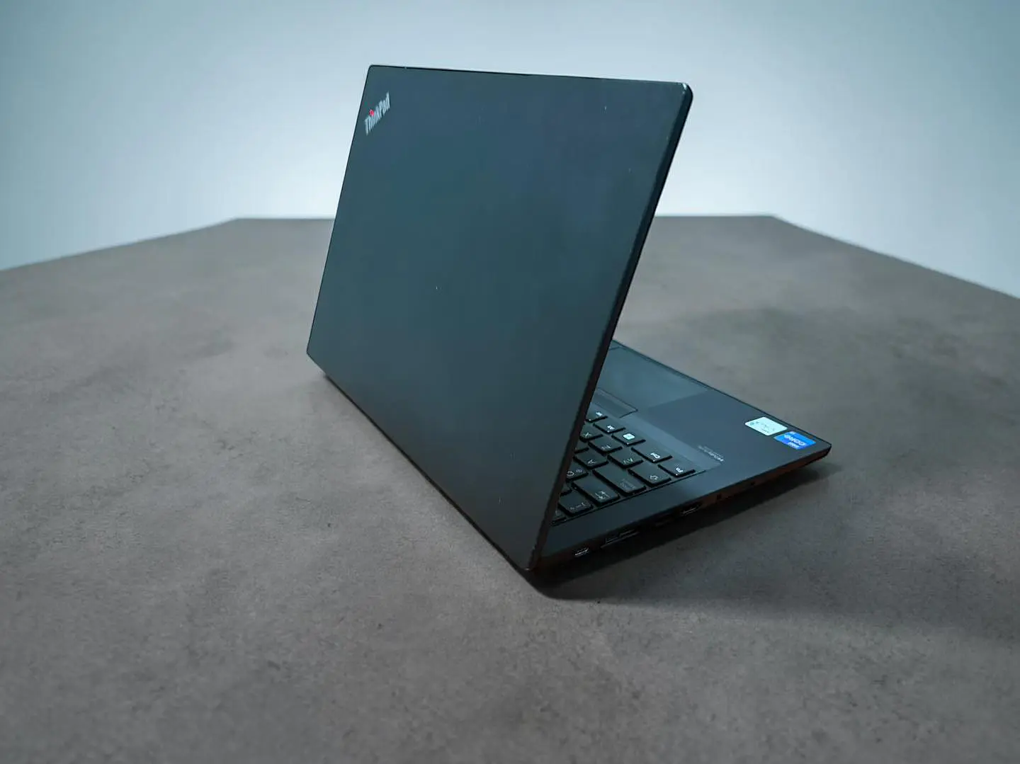 Thinkpad T14 Gen 2 / i7-1165G7 / 24GB RAM / 1TB SSD / Pantalla 14 FHD 2