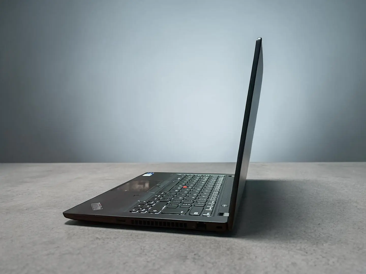 Thinkpad T14 Gen 2 / i7-1165G7 / 24GB RAM / 1TB SSD / Pantalla 14 FHD 3