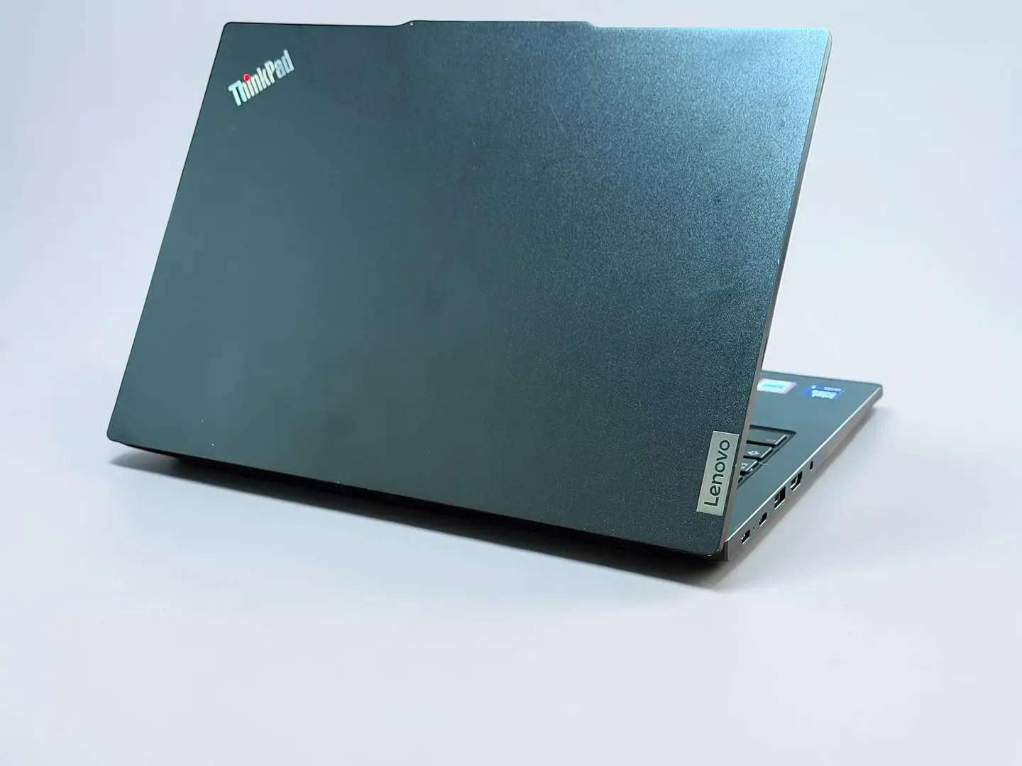 Lenovo Thinkpad E14 Gen 6 / Ultra 5 125U / 16GB RAM / 512GB SSD / Pantalla 14 FHD 4