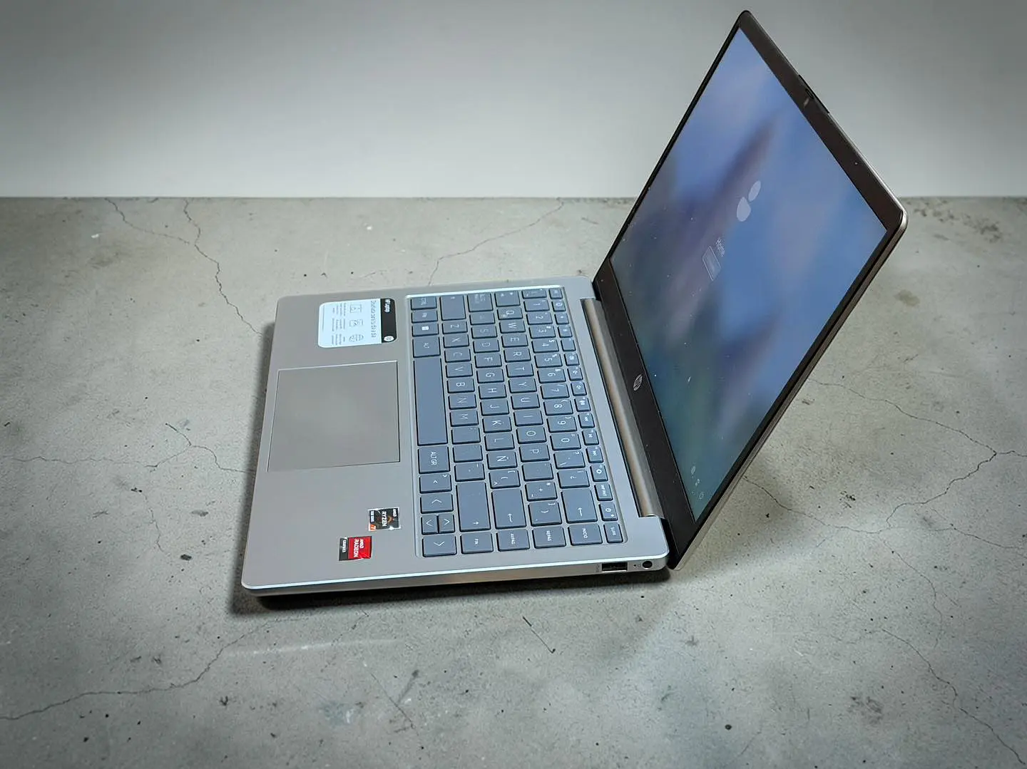 HP 14 EM / Ryzen 7 7330U / 512GB SSD / Pantalla 14 FHD / 8GB RAM 6