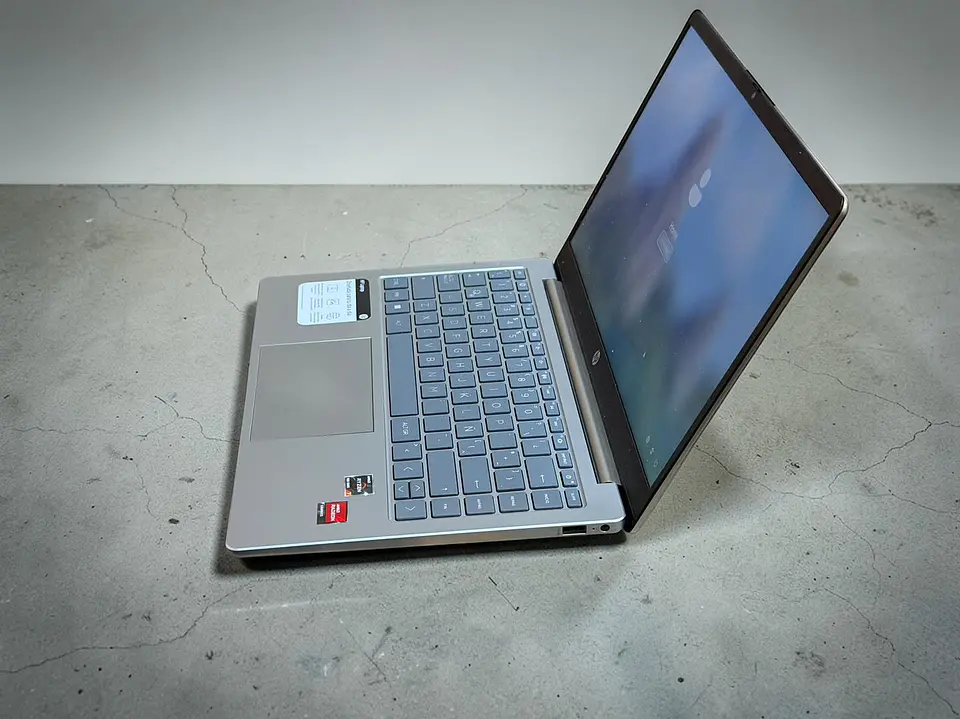 HP 14 EM / Ryzen 7 7330U / 512GB SSD / Pantalla 14 FHD / 8GB RAM 6