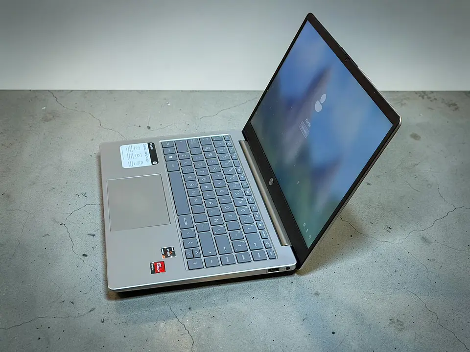 HP 14 EM / Ryzen 7 7330U / 512GB SSD / Pantalla 14 FHD / 8GB RAM 5