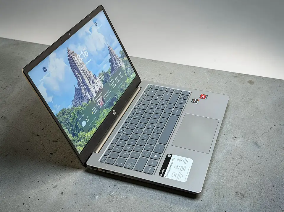 HP 14 EM / Ryzen 7 7330U / 512GB SSD / Pantalla 14 FHD / 8GB RAM 3