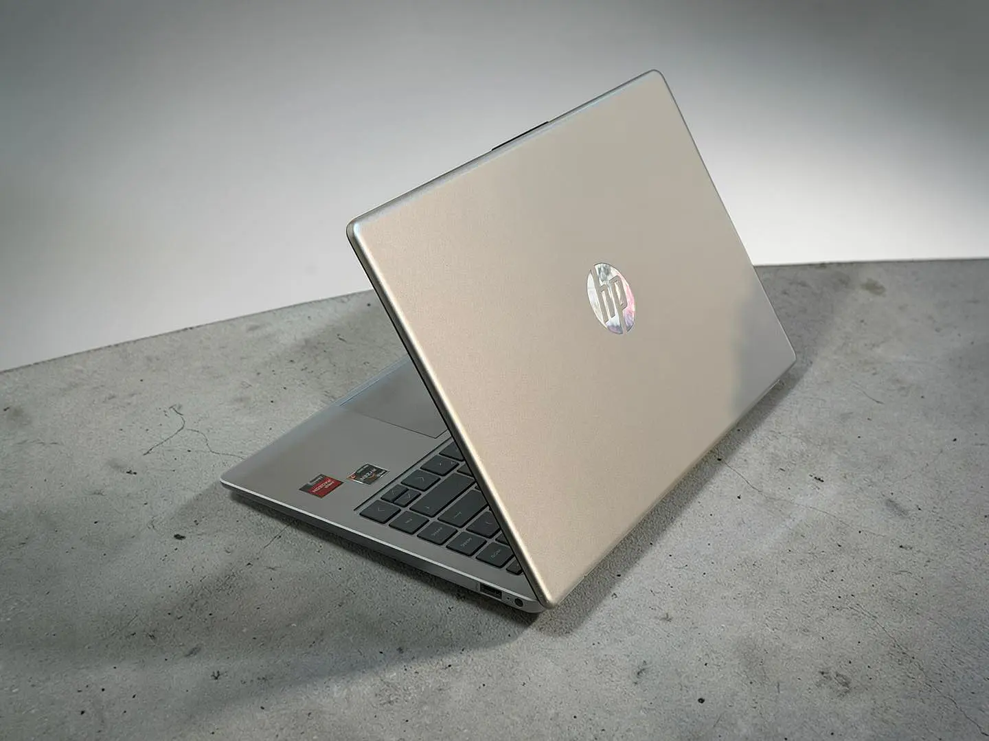 HP 14 EM / Ryzen 7 7330U / 512GB SSD / Pantalla 14 FHD / 8GB RAM 4