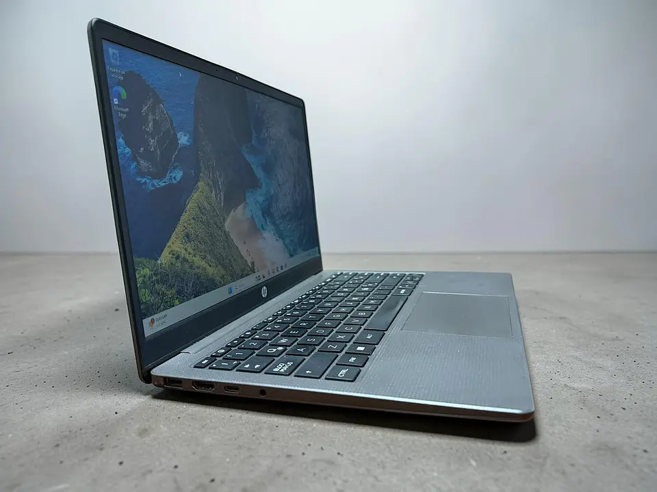 HP 245 G10 / Ryzen 7 7730U / 16GB RAM / 512GB SSD / Pantalla 14 HD 2