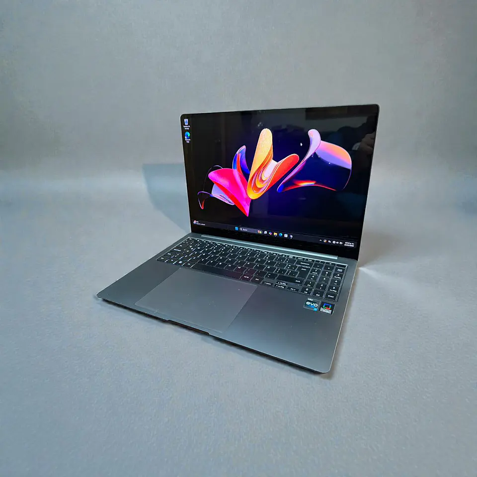 Samsung NP960XFG / i7-1360P / 16GB RAM / 512GB SSD / Pantalla 16 Amoled 3K 4
