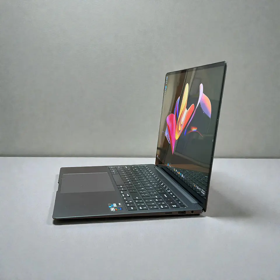 Samsung NP960XFG / i7-1360P / 16GB RAM / 512GB SSD / Pantalla 16 Amoled 3K 7